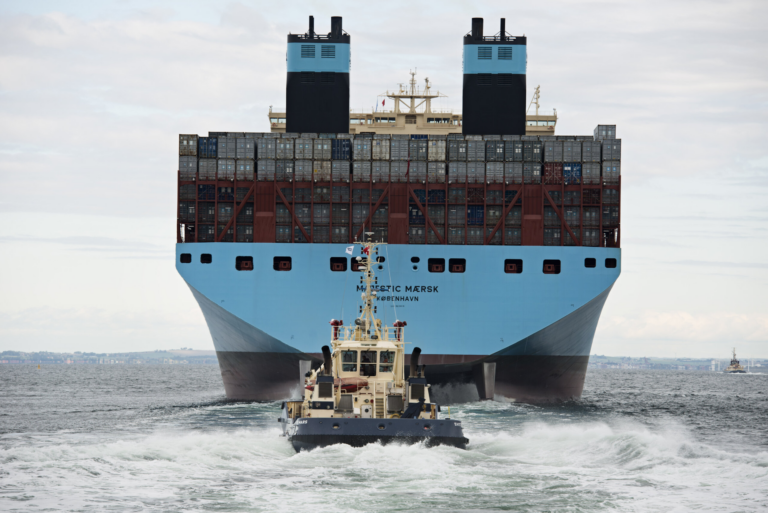 Svitzer bugserer Majestic Maersk. Kilde: Svitzer.com